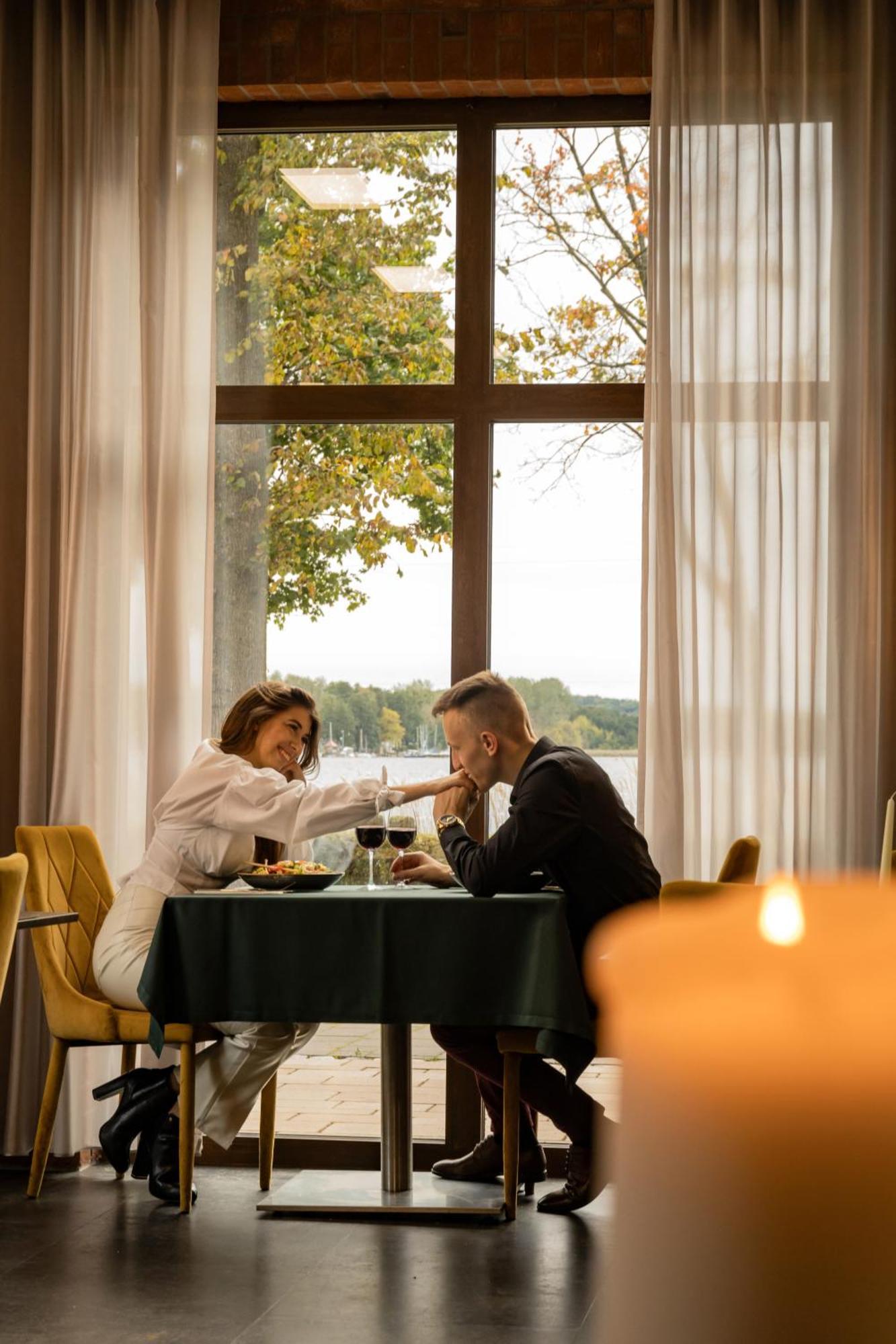 Willa Port Ostroda Exterior photo A couple on a date