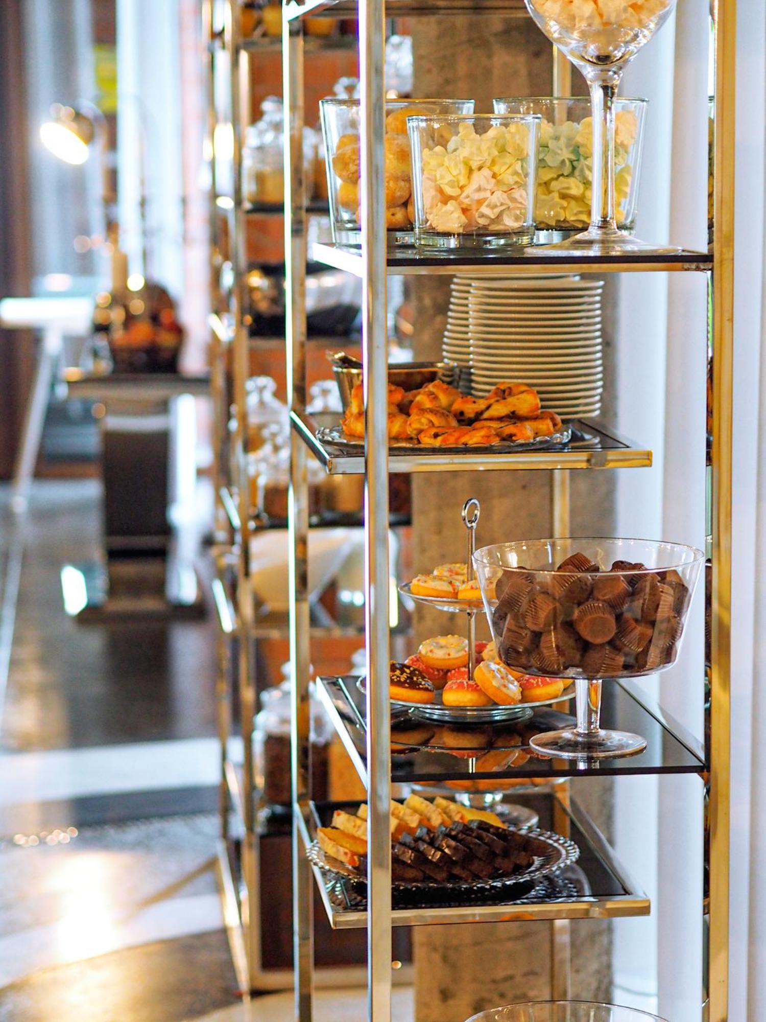 Willa Port Ostroda Exterior photo A dessert cart